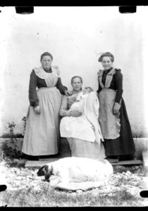 ArCJ - 3 femmes, 1 enfant - 137 J 2588 a