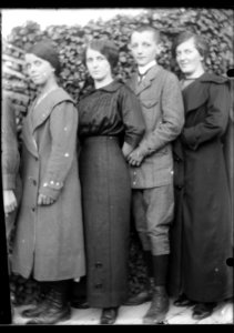 ArCJ - 3 femmes, 1 garçon - 137 J 2649 a