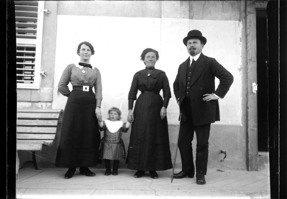ArCJ - 2 femmes, 1 homme, 1 enfant - 137 J 2791 a