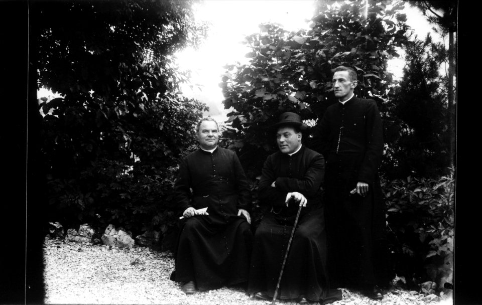 ArCJ - 3 hommes - 137 J 1227 b