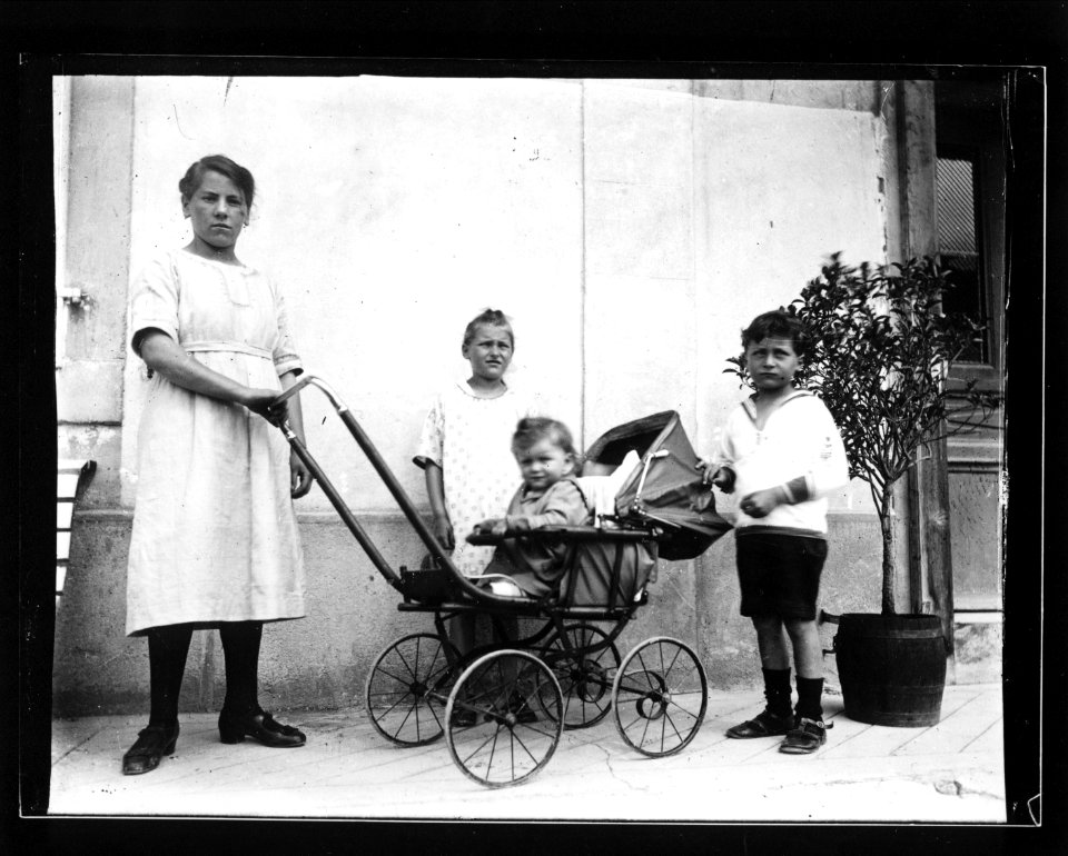ArCJ - 2 filles, 1 garçon, 1 enfant - 137 J 1675 a