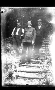 ArCJ - 3 hommes - 137 J 1573 b