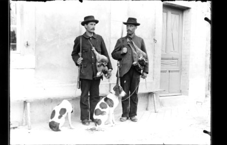 ArCJ - 2 hommes - 137 J 352 b