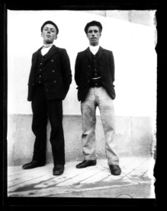 ArCJ - 2 hommes - 137 J 974 a