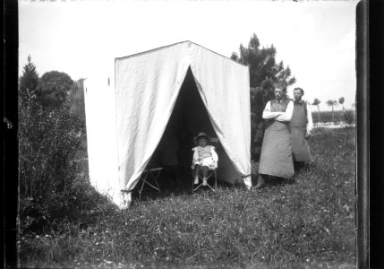 ArCJ - 2 hommes, 1 enfant - 137 J 2632 a