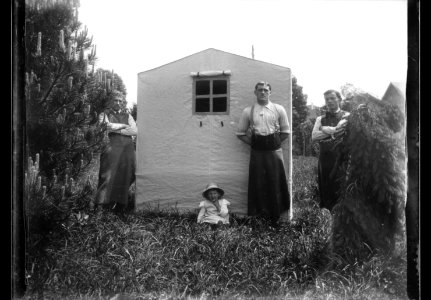 ArCJ - 3 hommes, 1 enfant - 137 J 2633 a