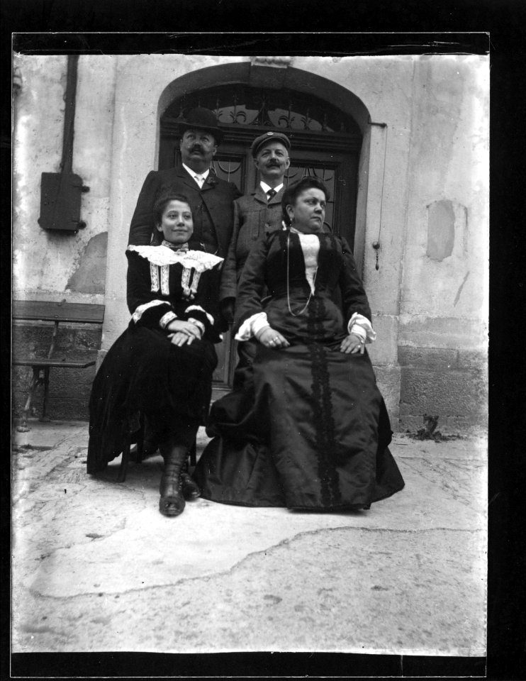ArCJ - 2 hommes, 2 femmes - 137 J 1924 a