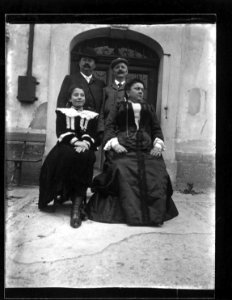 ArCJ - 2 hommes, 2 femmes - 137 J 1924 a