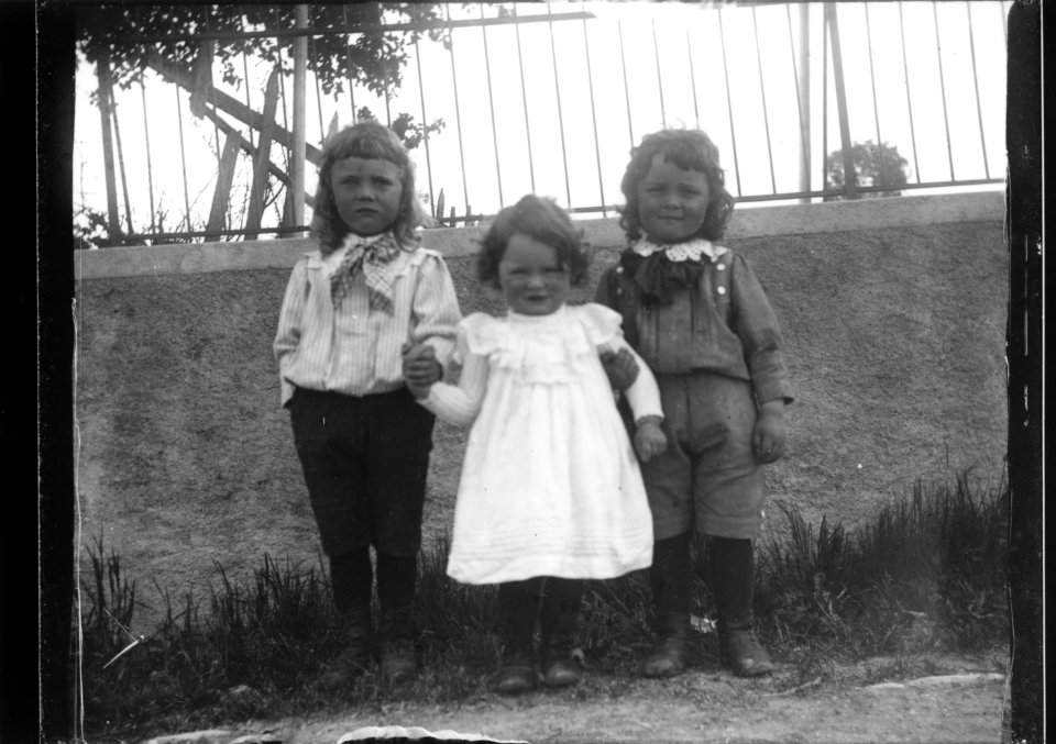 ArCJ - 3 enfants - 137 J 2844 a
