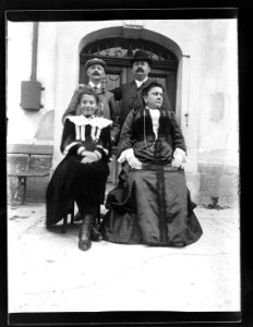 ArCJ - 2 hommes, 2 femmes - 137 J 1926 a