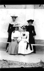 ArCJ - 4 femmes - 137 J 512 b