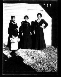 ArCJ - 3 femmes, 1 enfant - 137 J 570 a