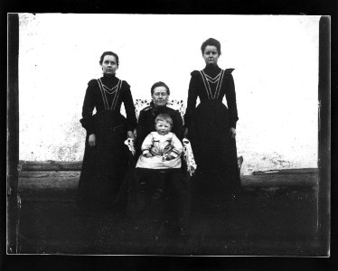 ArCJ - 3 femmes, 1 fille - 137 J 1641 a
