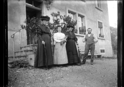 ArCJ - 3 femmes, 1 homme - 137 J 2456 a