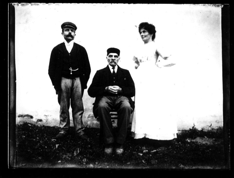 ArCJ - 2 hommes, 1 femme - 137 J 1120 a