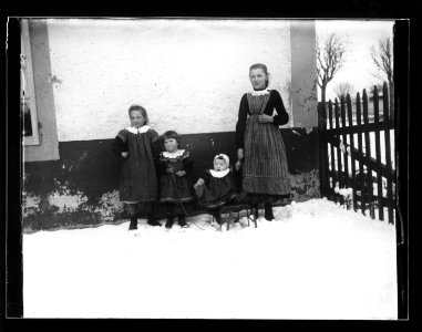 ArCJ - 3 filles, 1 enfant - 137 J 2274 a