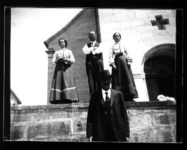 ArCJ - 2 hommes, 2 femmes - 137 J 1406 a