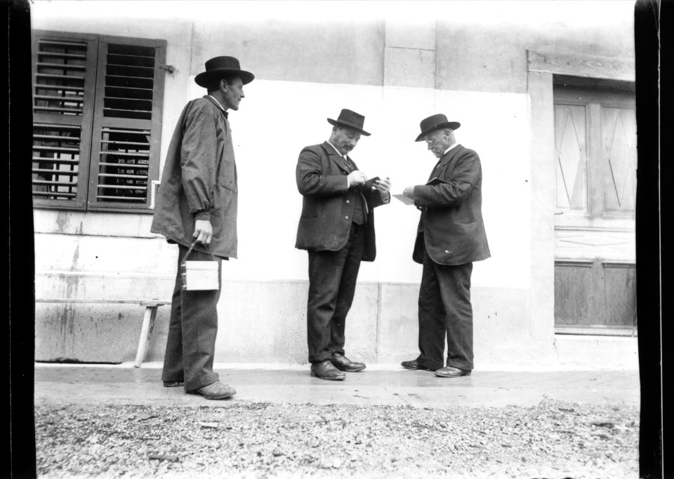 ArCJ - 3 hommes - 137 J 2507 a