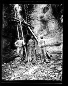 ArCJ - 3 hommes - 137 J 808 a