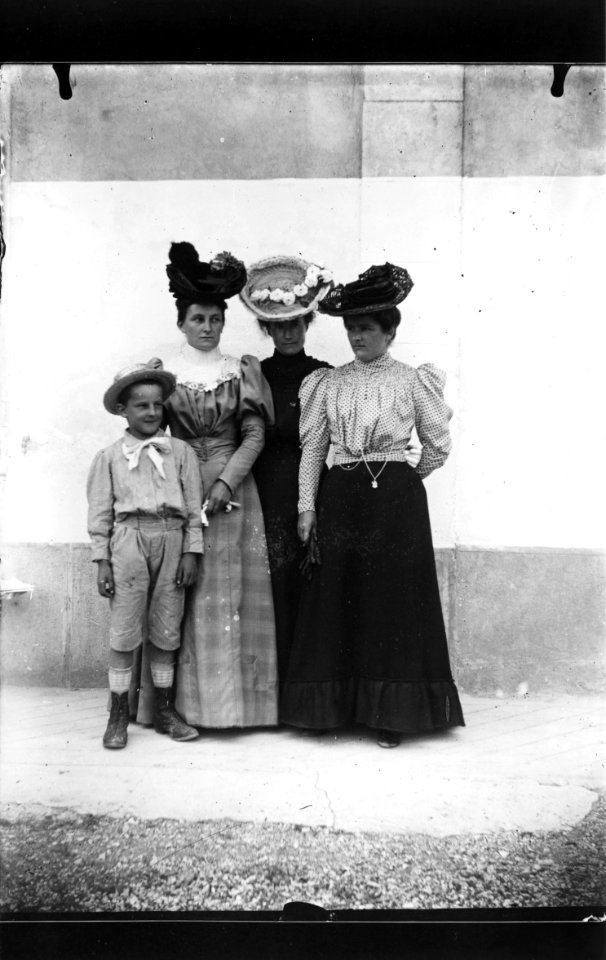 ArCJ - 3 femmes, 1 enfant - 137 J 337 b