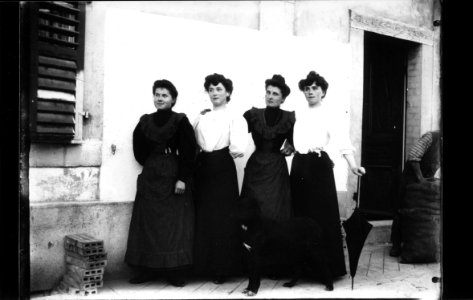 ArCJ - 4 femmes - 137 J 136 b