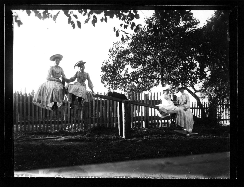 ArCJ - 4 femmes - 137 J 1888 a