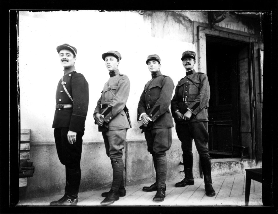 ArCJ - 4 hommes - 137 J 1040 a