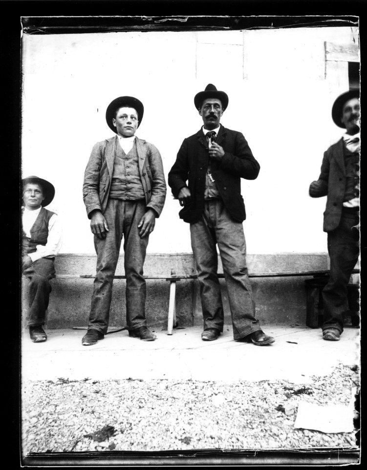 ArCJ - 4 hommes - 137 J 2254 a