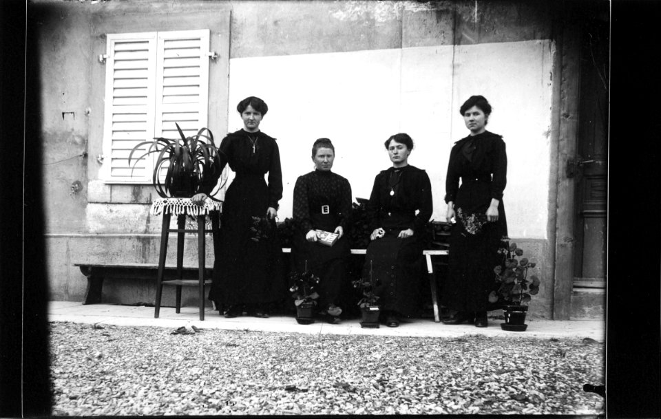 ArCJ - 4 femmes - Willemin, Joséphine, Stéphanie, Madeleine, Juliette - 137 J 33 b