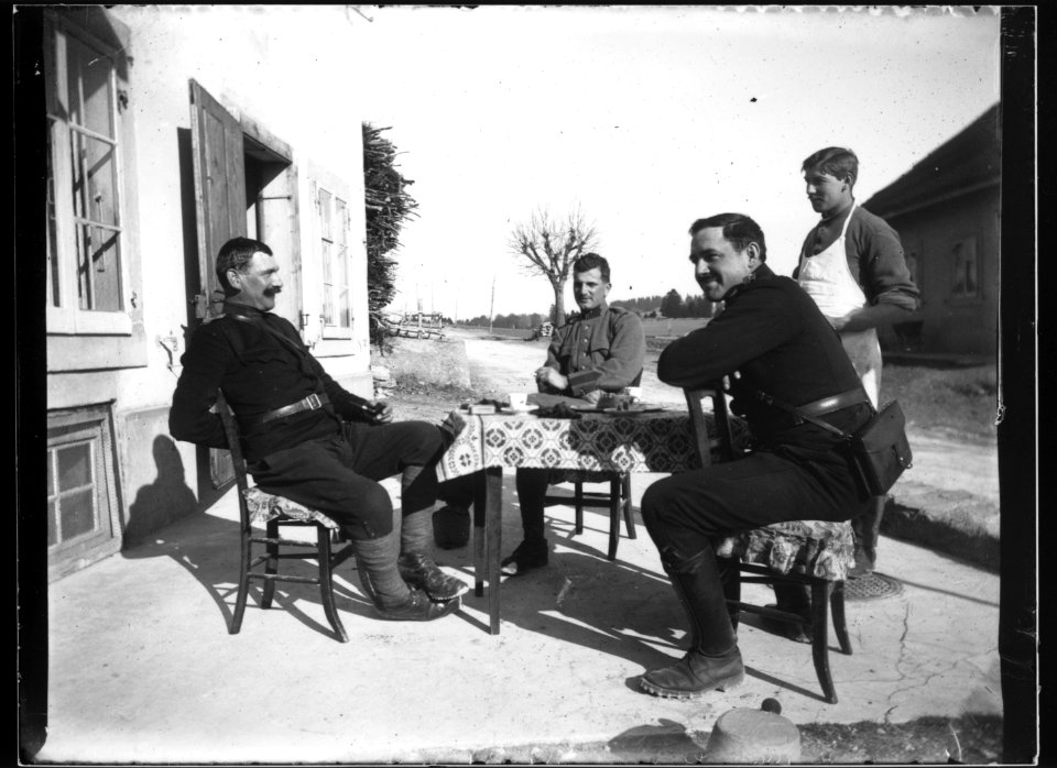 ArCJ - 4 hommes - 137 J 2490 a