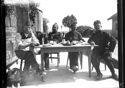 ArCJ - 4 hommes - 137 J 2437 a
