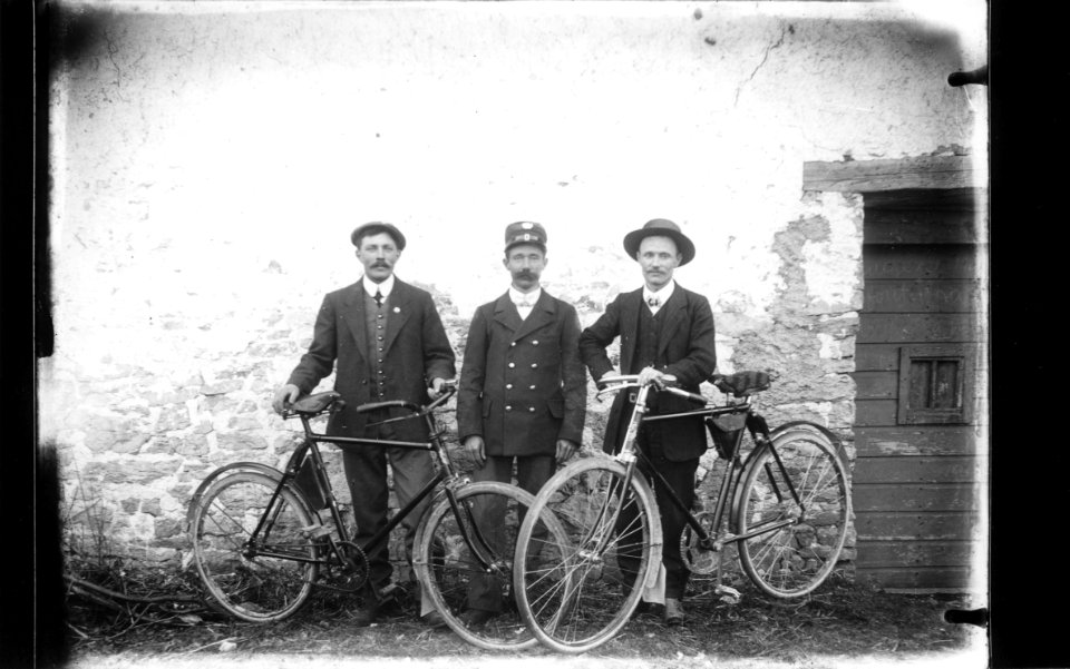 ArCJ - 3 hommes - 137 J 257 b