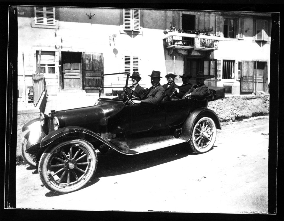 ArCJ - Automobile - 137 J 1661 a