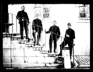 ArCJ - 4 hommes - 137 J 594 a