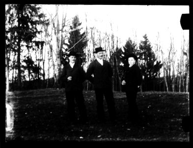 ArCJ - 3 hommes - 137 J 719 a