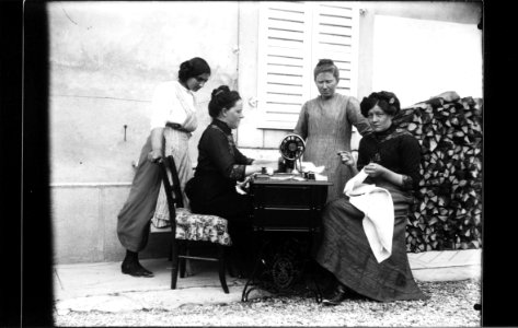 ArCJ - 4 femmes - 137 J 72 b