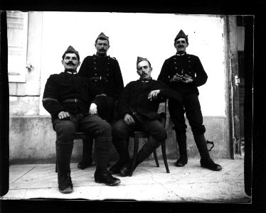 ArCJ - 4 hommes - 137 J 1019 a