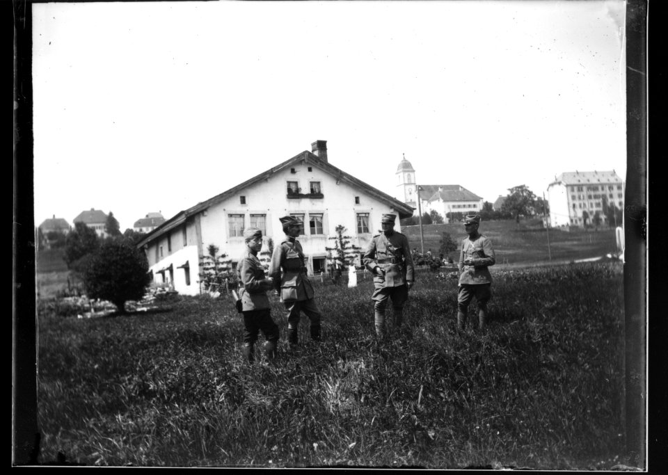 ArCJ - 4 hommes - 137 J 2592 a