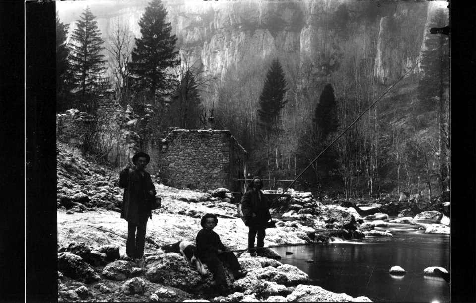 ArCJ - Bord du Doubs, devant ruine - 137 J 38 b