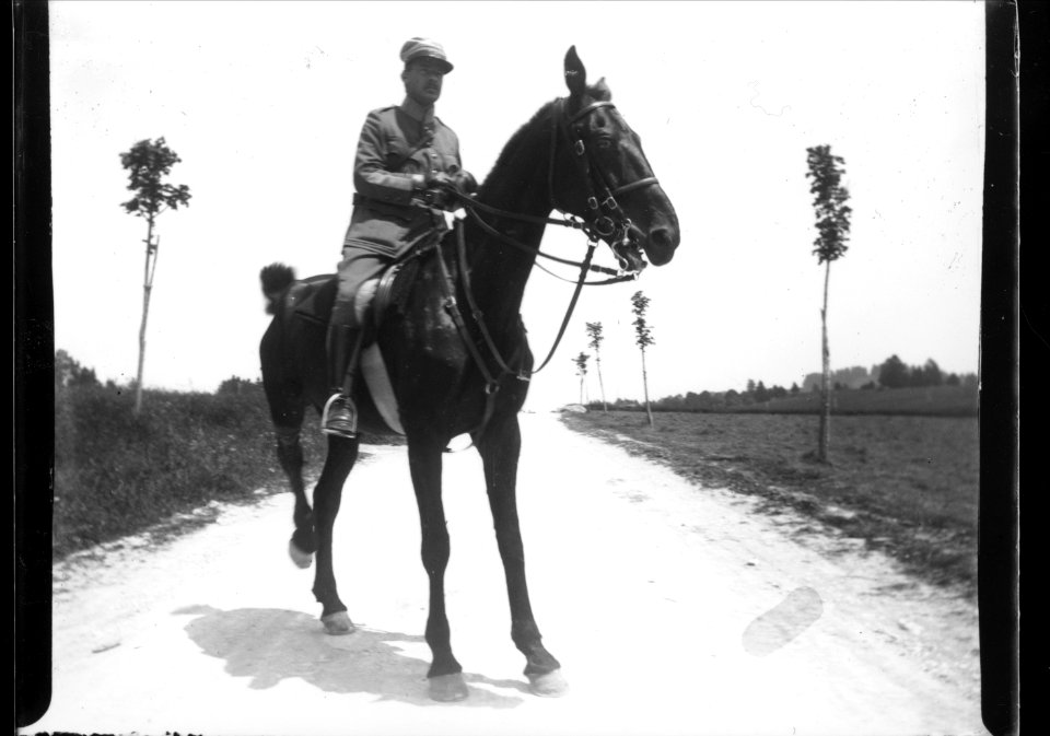 ArCJ - Cavalier en uniforme - 137 J 2430 a