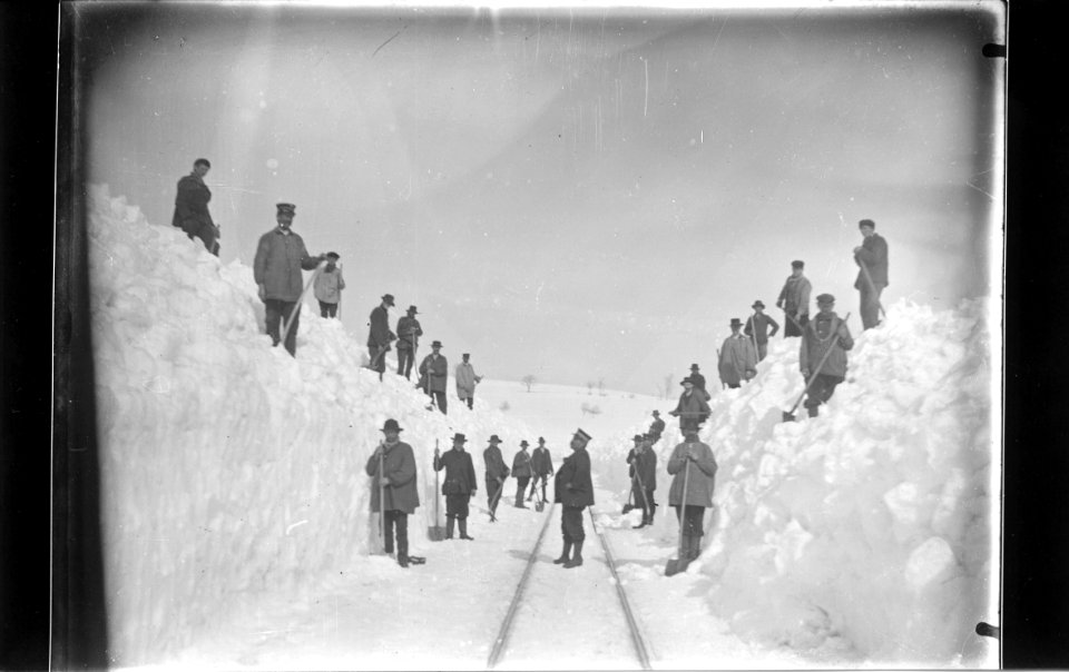 ArCJ - Cheminots déblayant la neige - 137 J 236 b