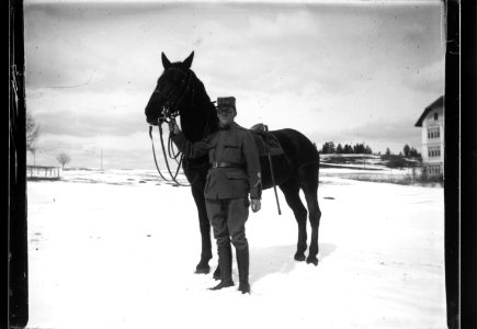 ArCJ - Cavalier en uniforme, à côté de son cheval - 137 J 2432 a