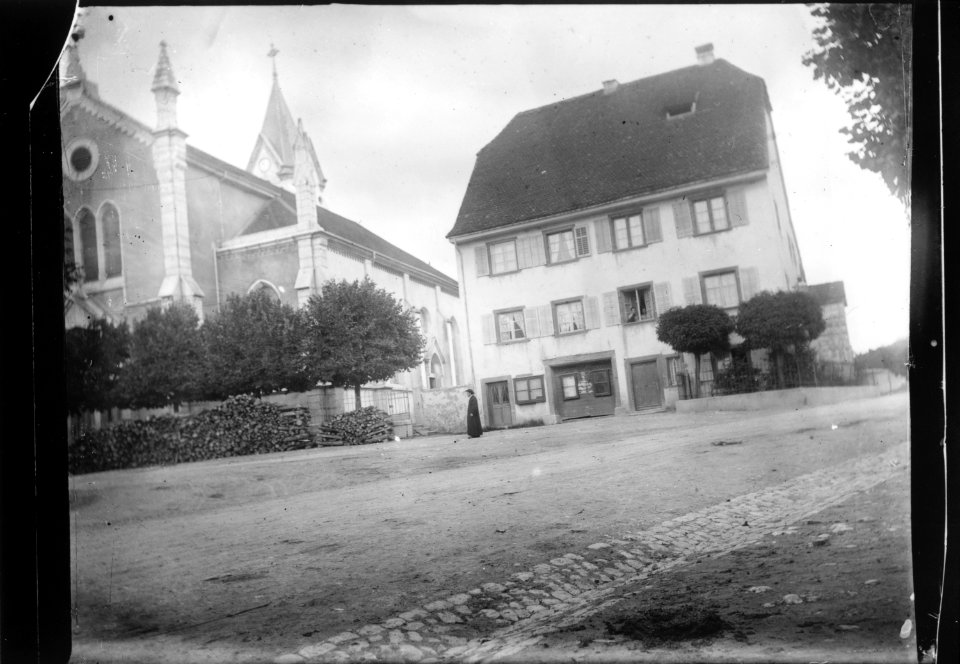 ArCJ - Eglise et maison, peut-être cure - 137 J 3058 a