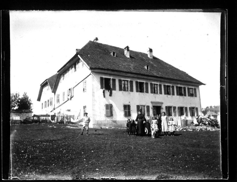 ArCJ - Deux maisons - 137 J 592 a