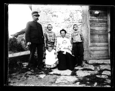ArCJ - Famille - 137 J 1005 a
