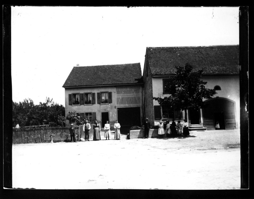 ArCJ - Deux maisons - 137 J 571 a