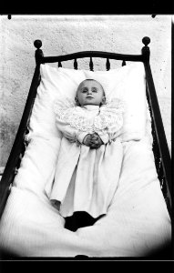 ArCJ - Enfant sur son lit de mort - 137 J 477 b