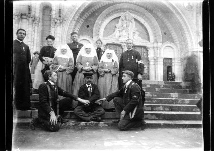 ArCJ - F-Lourdes, Groupe - 137 J 2528 a