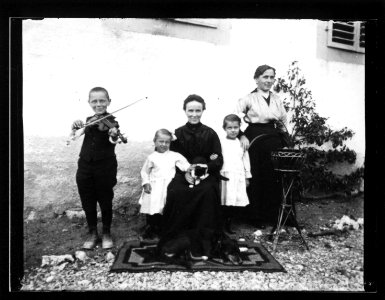 ArCJ - Famille - 137 J 1664 a