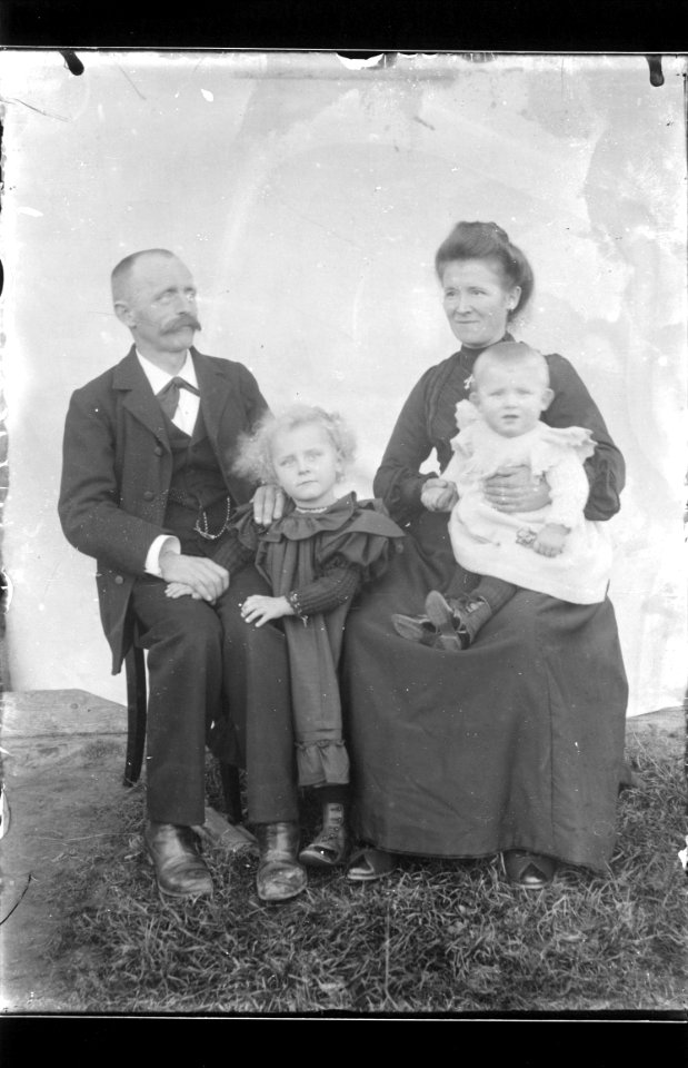 ArCJ - Famille - 137 J 1752 b